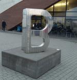 Monument „To B remembered” przed budynkiem Centrum Obsługi Turystów w Brzezince