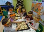 Biedronki pieką kruche ciasteczka